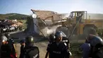 Aparat Kepolisian Bulgaria berjaga di lokasi penggusuran rumah di pinggiran kota Roma, Stara Zagora, (21/7/2014). (REUTERS/Stoyan Nenov)