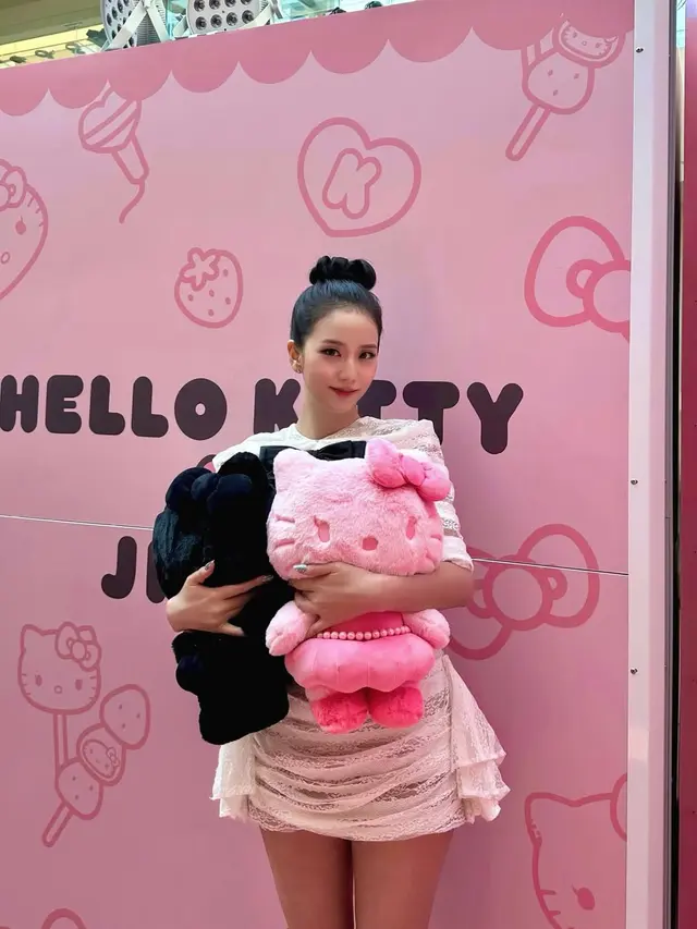 Tampil Serba Pita dari Rambut sampai Dress, Visual Jisoo BLACKPINK di Hello Kitty Pop Up Store Dipuji Bak Seorang Putri