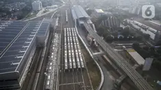 Suasana Depo MRT Lebak Bulus, Jakarta, Senin, (12/7/2021). PT MRT Jakarta (Perseroda) mewajibkan penumpang membawa dokumen perjalanan, termasuk Surat Tanda Registrasi Pekerja (STRP) untuk mendukung penerapan Pemberlakuan Pembatasan Kegiatan Masyarakat atau (PPKM) Darurat. (Liputan6.com/Johan Tallo)