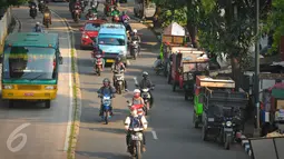 Dinas Kebersihan belum mempunyai tempat penampungan sampah di kawasan Kebon Jeruk, Jakarta, Selasa (8/3/2016). Untuk sementara penampungan sampah yang sedang direnovasi nantinya akan dipindahkan ke kawasan Rawa Belong. (Liputan6.com/Faisal R Syam)