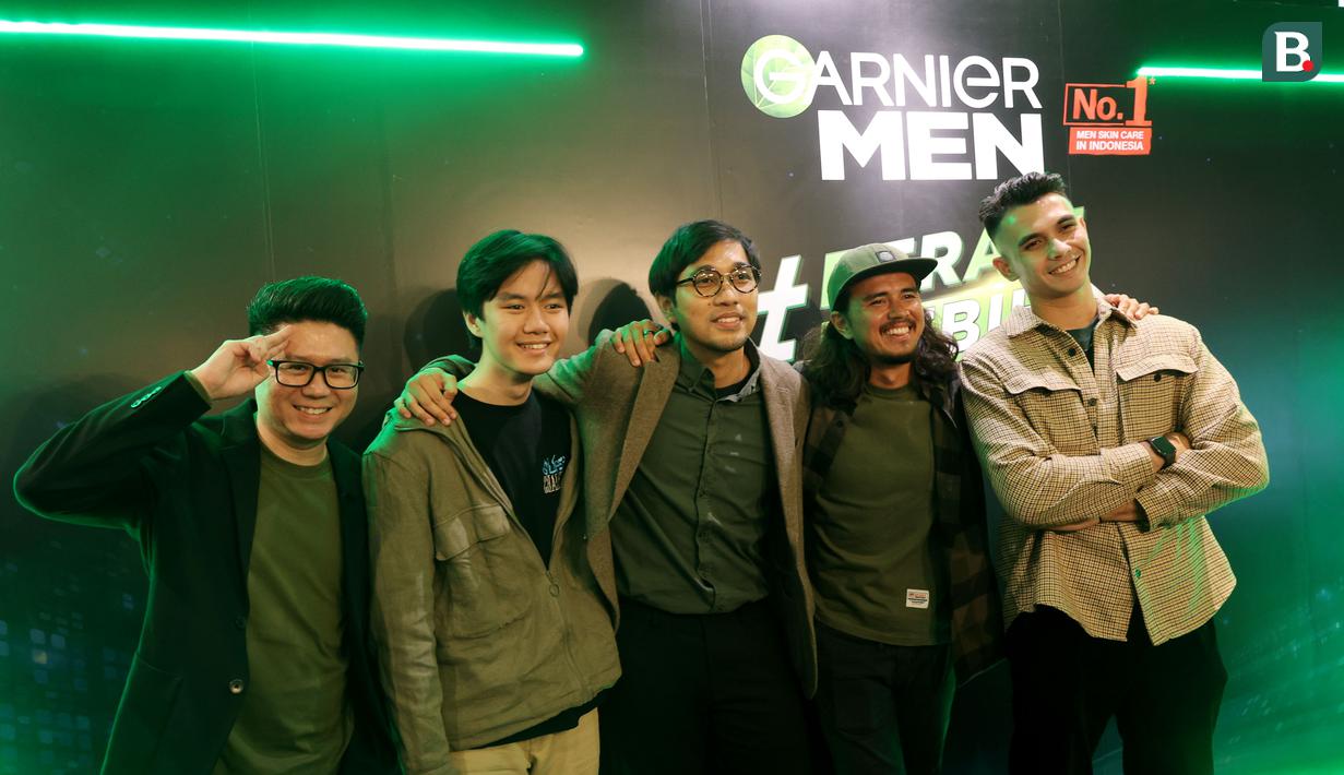 Pesepak bola, Nadeo Argawinata, foto bersama saat menghadiri konferensi pers kampanye terbaru Garnier Men #BeraniLebih di Jakarta, Rabu, (14/6/2023). Dalam kampanye terbaru tersebut, Garnier Men mendukung para pria untuk menjadi versi terbaik diri mereka. (Bola.com/M Iqbal Ichsan)