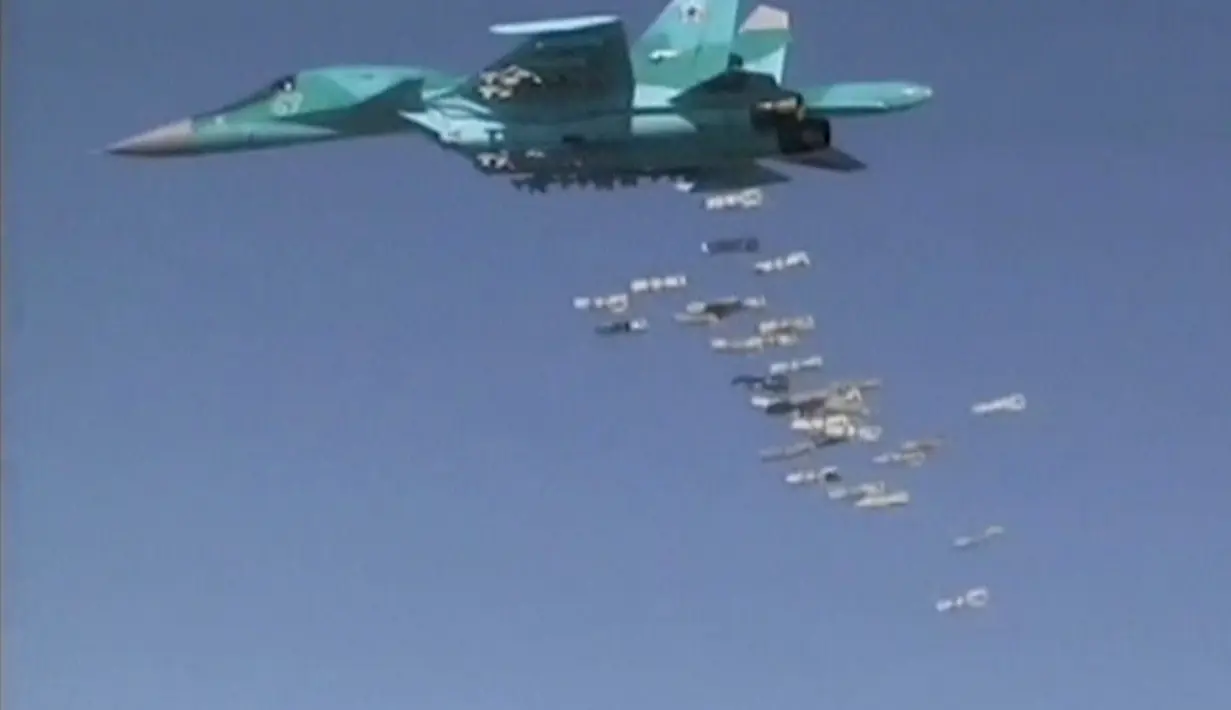 Jet tempur Rusia, Sukhoi Su-34 fighter-bomber menjatuhkan rudal-rudal dari udara ke sasaran wilayah Deir ez-Zor yang didiami ISIS di Suriah, Kamis (18/8). (REUTERS)