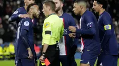 PSG meraih kemenangan penting ketika bersua Strasbourg pada pekan ke-16 Ligue 1 musim 2022/2023. Namun sayang, kemenangan PSG itu harus ternodai dengan dikartu merahnya sang bintang Neymar.  (AP Photo/Thibault Camus)