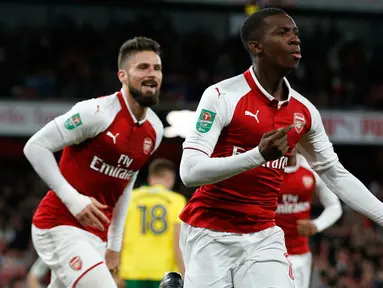 Pemain Arsenal Eddie Nketiah berselebrasi usai mencetak gol ke gawang Norwich City pada lanjutan Piala Liga Inggris di Emirates Stadium, Rabu (25/10). Pemain 18 tahun itu memborong gol Arsenal saat mengalahkan Norwich City 2-1. (AP/Alastair Grant)