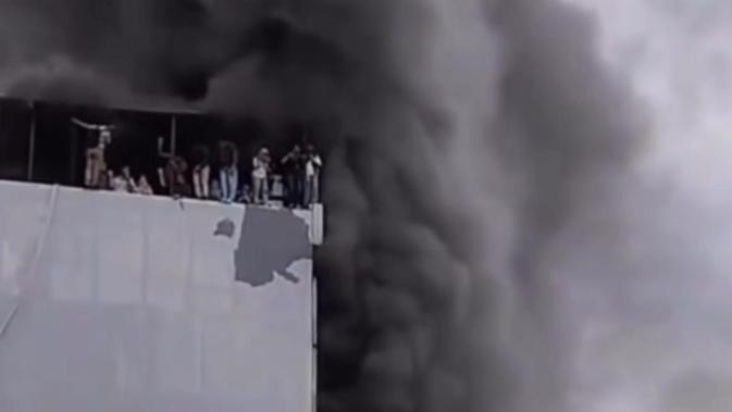 Detik-Detik 19 Karyawan Terjebak dan Bergelantungan di Atas Gedung Terra Drone yang Terbakar