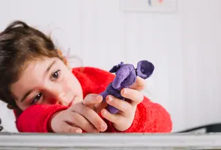 Yuk, simak beberapa cara yang bisa membantu orangtua dalam menghadapi momen anak kehilangan barangnya dengan lebih tenang. [Dok/freepik.com]