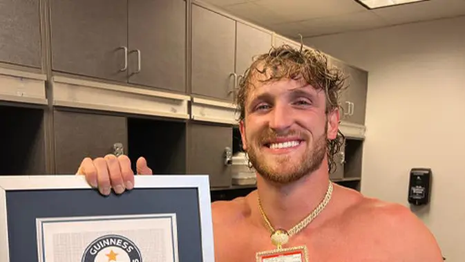 YouTuber Logan Paul menerima sertifikat dari Guinness World Records (Dok. Guinness World Records)