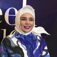 Dewi Sandra memiliki prinsip bahwa kecantikan akan habis dimakan oleh usia. Menurutnya, cantik alami tanpa susuk dan operasi plastik adalah kecantikan yang harus disyukuri.