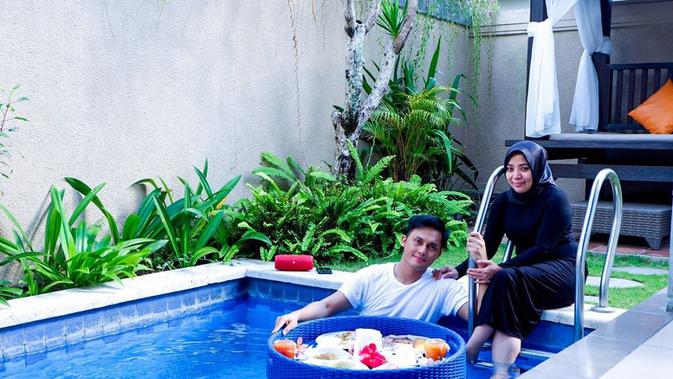 Kemesraan Muzdalifah dan Fadel Islami saat di Bali (Sumber: Instagram/muzdalifah999)