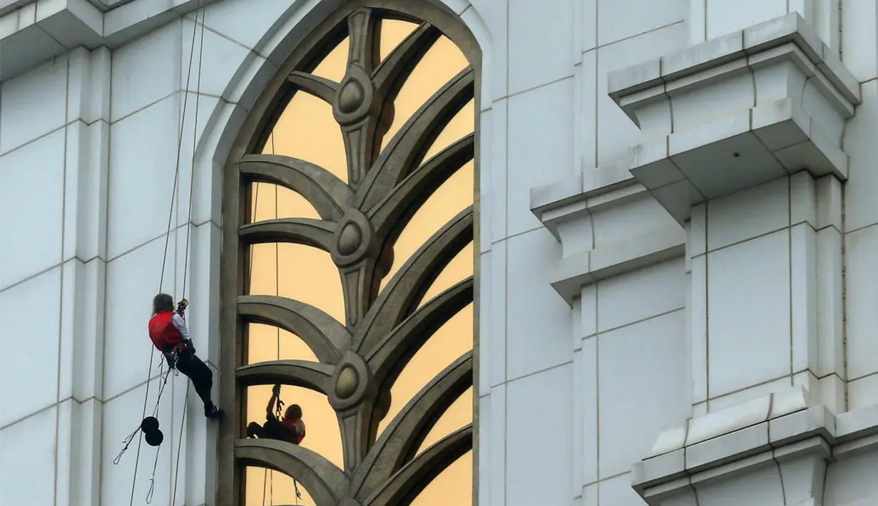 Alain Robert berusaha memanjat sebuah gedung setinggi 153 meter di Macau, China, Rabu (23/4). Aksi memanjat gedung pencakar langit di China ini dalam rangka promosi film The Amazing Spider-Man 2 (Reuters/Bobby Yip).