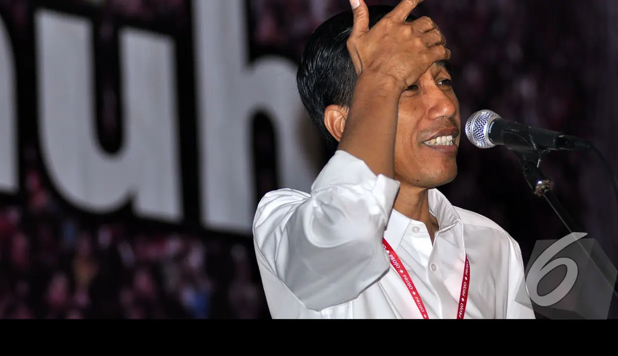 Gaya Jokowi ketika memberikan pidato saat menghadiri Rakornas II Projo di hotel Whiz Kelapa Gading, Jakarta, Sabtu (23/08/2014) (Liputan6.com/Miftahul Hayat)