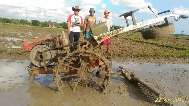 Suku cadang robotik dipasang pada “traktor setan” untuk mengendalikan traktor remote control. (Foto: Liputan6.com/Wakhid Hasim Muhamad Ridlo)