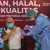 Plt Ketua KPU RI Ilham Saputra menjalani penyuntikan vaksin COVID-19 di Gedung KPU, Jakarta, Rabu (17/3/2021). Sebanyak 549 anggota KPU mengikuti vaksinasi COVID-19 sebagai upaya pengendalian penularan. (Liputan6.com/Faizal Fanani)