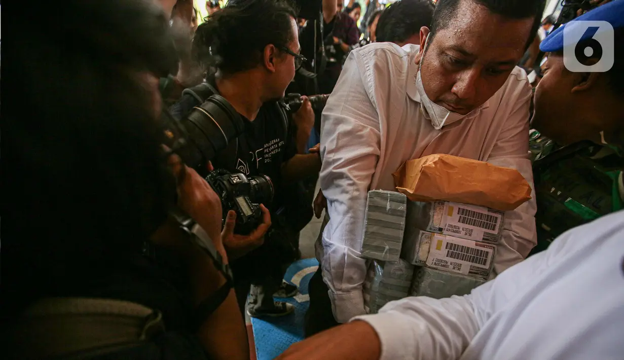 Uang itu diserahkan Maqdir atas nama kliennya Irwan Hermawan untuk recovery terhadap hal-hal yang beredar selama ini terkait kasus BTS Kominfo. (Liputan6.com/Faizal Fanani)