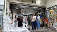 Sentra Buku Kwitang, Aroma Kertas Lama yang Mulai Redup Pijarnya