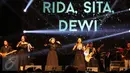 Rita, Sita, Dewi saat beraksi di The 90’s Festival: Big Reunion yang digelar di kawasan Senayan, Jakarta, Sabtu (7/11/2015). Acara tersebut menjadi ajang reuni generasi tahun 90-an. (Liputan6.com/Herman Zakharia)