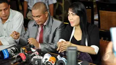 Devi Nurmayanti bersama kuasa hukumnya menggelar konferensi pers di Studio Hanggar, Pancoran, Jakarta (18/5/2015). Devi mengklarifikasi atas tudingan dari Krisna Mukti mengenai dirinya. (Liputan6.com/Panji Diksana)