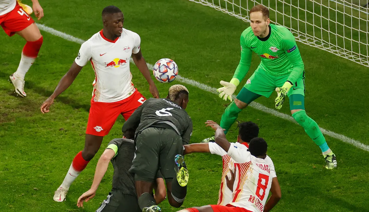 Gelandang Manchester United, Paul pogba (tengah) mencetak gol lewat sundulan kepala ke gawang RB Leipzig dalam laga lanjutan Liga Champions 2020/21 Grup H di RB Arena, Leipzig, Selasa (8/12/2020). Manchester United kalah 2-3 dari RB Leipzig. (AFP/Odd Andersen/Pool)