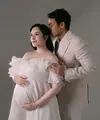 Rambut panjangnya ditata rapi bergaya soft wave dengan belahan samping yang terlihat anggun [@chelseaislan]