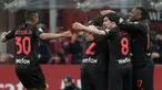 Para pemain AC Milan berselebrasi setelah rekan setimnya Pierre Kalulu mencetak gol pembuka ke gawang Empoli pada pekan ke-29 Liga Italia di Stadion San Siro, Minggu (13/3/2022) dini hari WIB.  AC Milan menang tipis 1-0 atas tamunya, Empoli. (AP Photo/Antonio Calanni)
