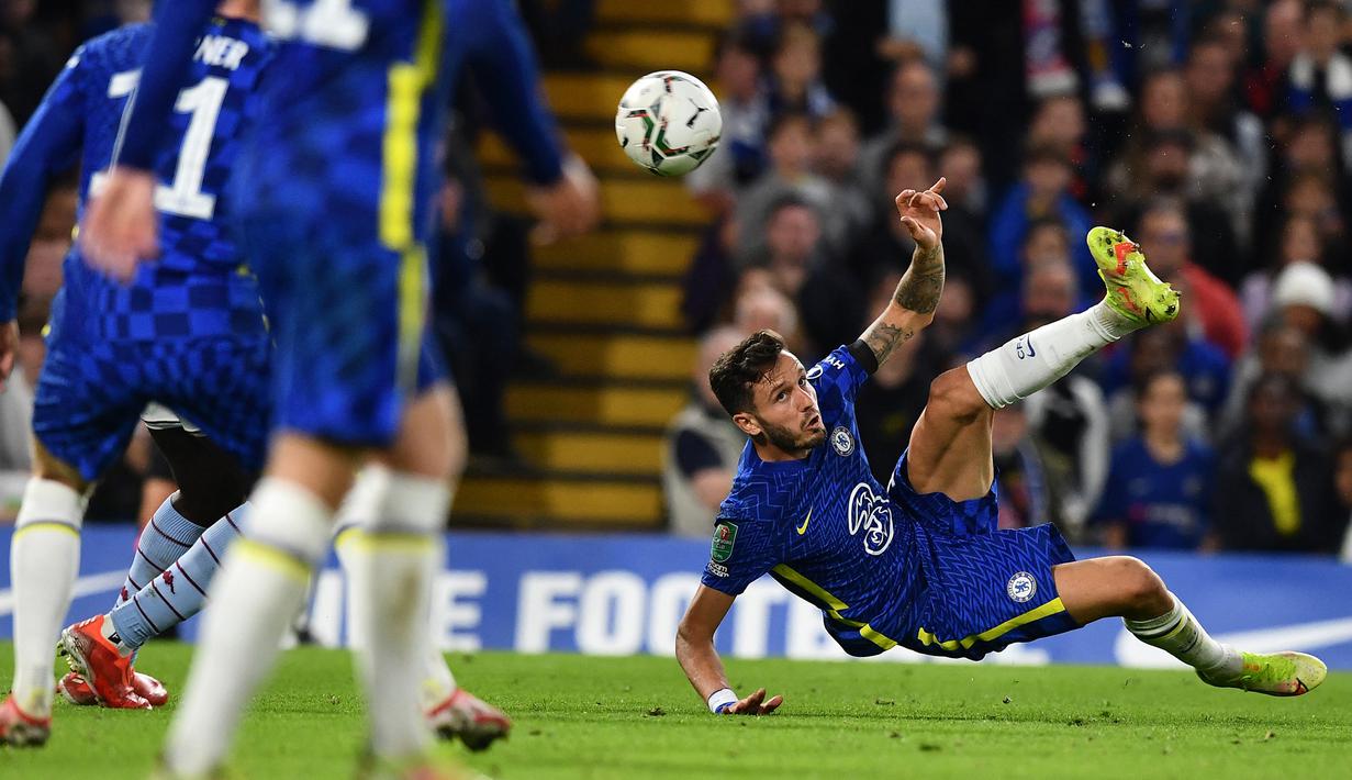 Saul Niguez. Gelandang tengah asal Spanyol berusia 28 tahun ini baru saja kembali ke Atletico Madrid setelah semusim dipinjamkan ke Chelsea pada 2021/2022. Bersama Chelsea ia tampak kesulitan beradaptasi dengan atmosfer Liga Inggris, sehingga hanya tampil dalam 23 laga di semua ajang dengan torehan 1 gol. (AFP/Ben Stansall)