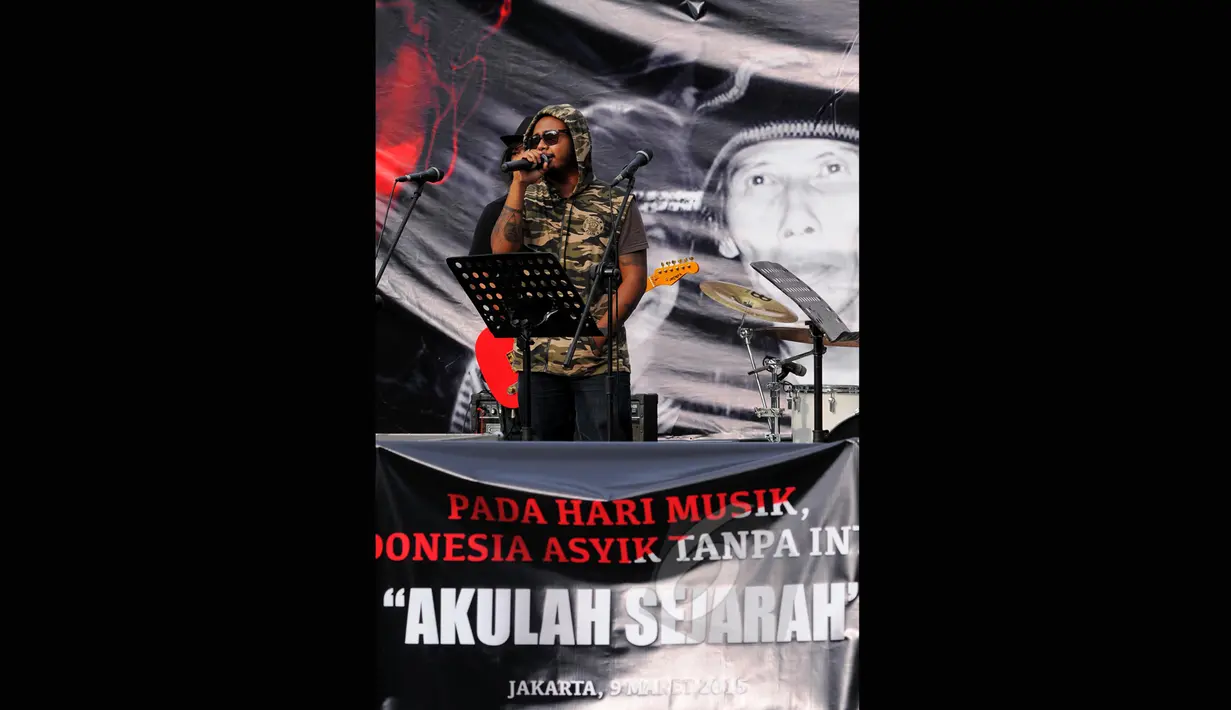 Suasana konser "Indonesia Bersih Dari Maling Hak Cipta" di Taman Ismail Marzuki (TIM), Jakarta, Senin (9/3/2015). Dalam konser tersebut, musisi reggae memberi aspirasi lewat lagu-lagu mereka terkait pembajakan hak cipta. (Liputan6.com/Faisal R Syam)