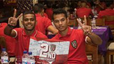 Yabes Roni Malaifani dan I Nyoman Sukarja (kanan), merayakan hari jadi Bali United yang kedua dengan makan malam di Garuda Wisnu Kencana, Bali, Rabu (15/2/2017). (Bola.com/Vitalis Yogi Trisna)