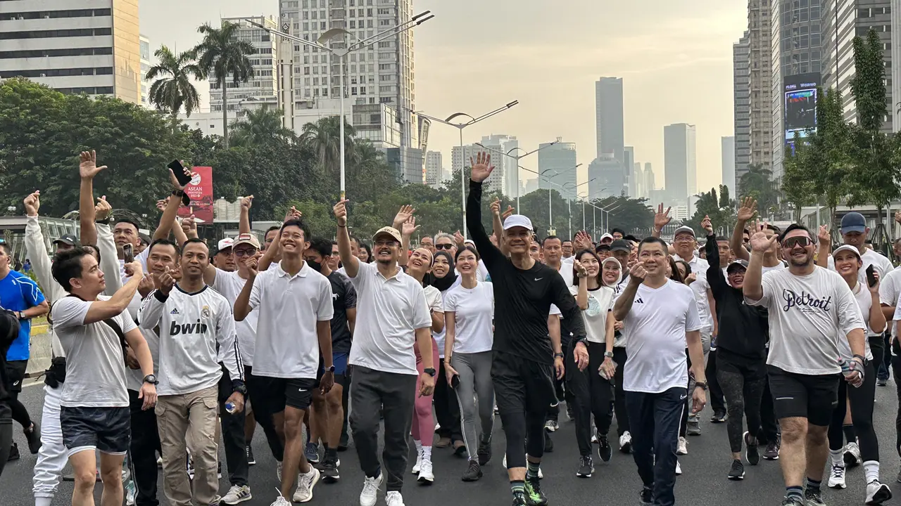 Bakal calon presiden (bacapres) Ganjar Pranowo saat mengikuti kegiatan jalan sehat di CFD Sudirman, Minggu (24/9/2023).
