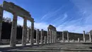 Istana ini adalah bangunan terbesar di Yunani klasik. Luasnya mencapai 15.000 meter persegi dan memiliki ruang-ruang mewah seperti aula perjamuan, tempat ibadah, serta halaman. (AP Photo/Giannis Papanikos)