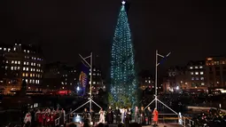Cahaya kerlap-kerlip pohon Natal setelah tradisi penyalaan lampu di Trafalgar Square, Kamis (6/12). Setiap tahun London mendapat pohon Natal dari Norwegia sebagai tanda terima kasih atas dukungan Inggris selama perang dunia II. (Ben STANSALL / AFP)