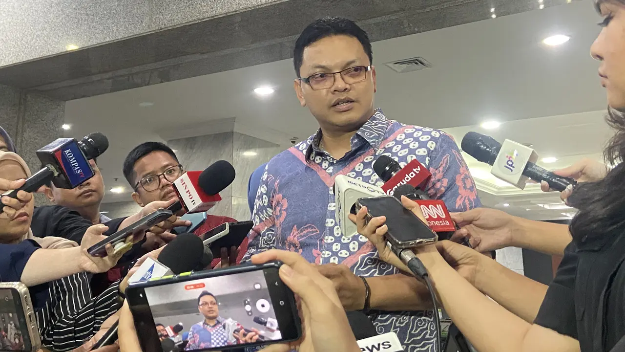 Juru Bicara Mahkamah Konstitusi, Fajar Laksono di gedung MK, Jakarta.