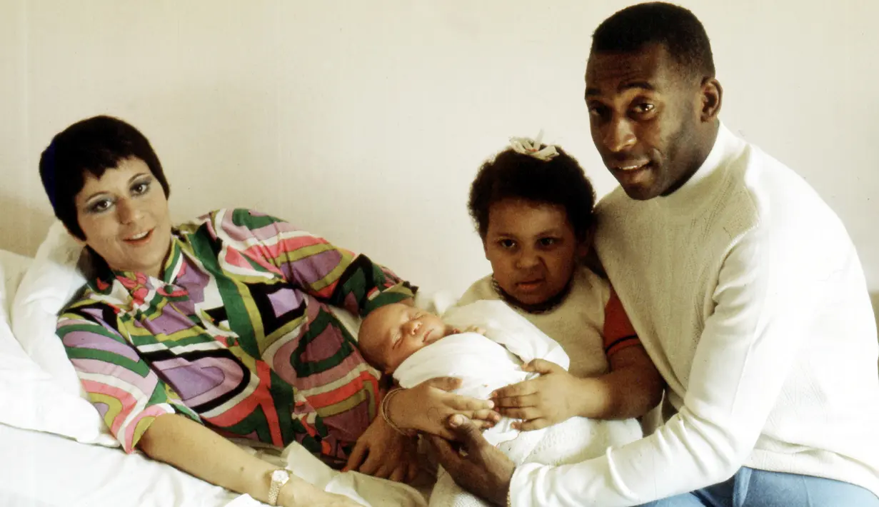 Bintang sepak bola Brasil Pele, istrinya Rosemeri, berfoto bersama putri mereka Kelly dan putra mereka yang baru lahir Edson di lokasi yang tidak diketahui di Brasil pada tahun 1976. Sang legenda juga didiagnosa menderita infeksi pada paru. (AP Photo File)