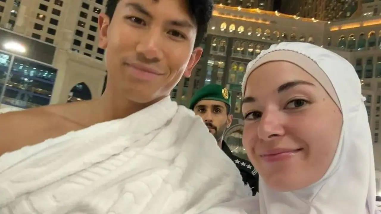 Tampilan Wajah Glowing Anisha Rosnah Saat Umroh Perdana Bersama Pangeran Mateen, Cantik Paripurna Tanpa Makeup