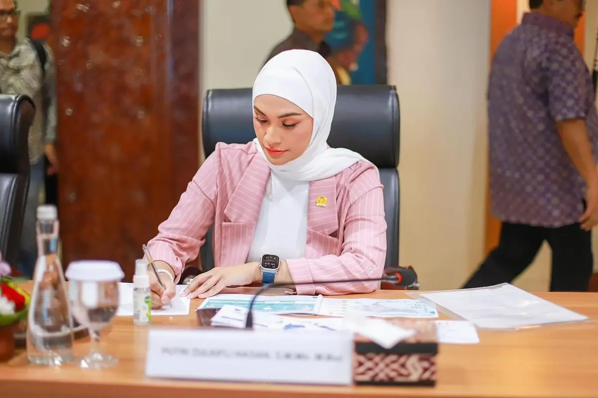 Potret gaya kerja Putri Zulhas (credit: instagram/putri_zulhas)