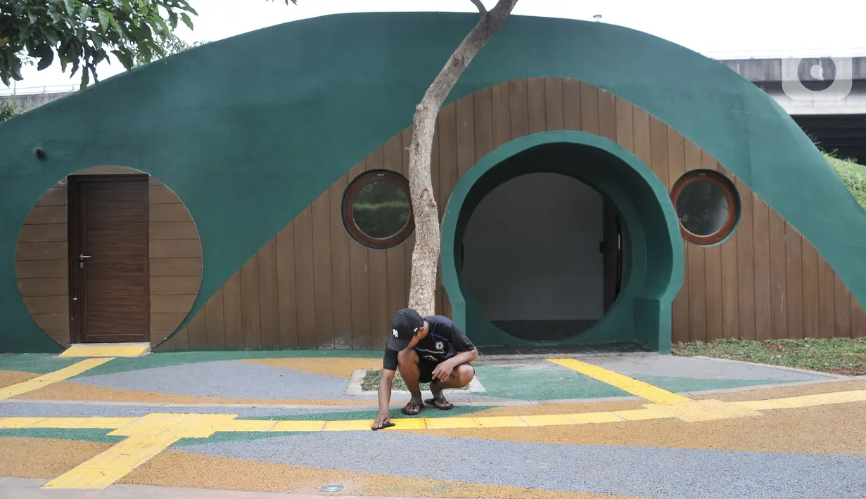 Aktivitas pekerja saat menyelesaikan pembangunan Taman Link In Park, Cempaka Putih, Jakarta Pusat, Kamis (12/1/2023). Pemprov DKI melalui Dinas Pertamanan dan Hutan Kota (Distamhut) DKI Jakarta akan segera meresmikan taman baru viral Link In Park dengan inspirasi nama band rock asal Amerika Serikat dengan sejumlah fasilitas di taman tersebut antara lain, area skateboard, fitness outdoor, area bermain anak, toilet, hingga rumah hobbit yang akan diresmikan pada Februari mendatang. (merdeka.com/Iqbal S Nugroho)