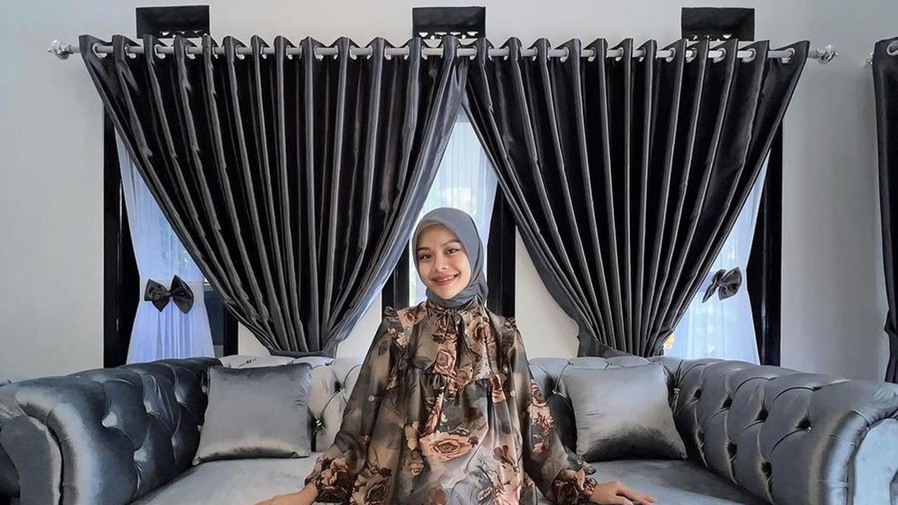 Melly Terlihat Anggun Sekali