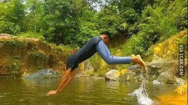 6 Foto Absurd Kepala Orang 'Ngebug' Ini Kelihatan Seram, Kocak