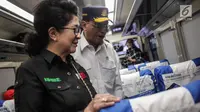 Menhub Budi Karya dan Menkes Nila Moeloek meninjau pengamanan dan angkutan lebaran 2019 di Stasiun Gambir, Jakarta, Minggu (26/5/2019). Menhub dan Menkes menyempatkan diri untuk mengecek posko kesehatan dan menyapa penumpang kereta di Stasiun Gambir bersama. (Liputan6.com/Faizal Fanani)