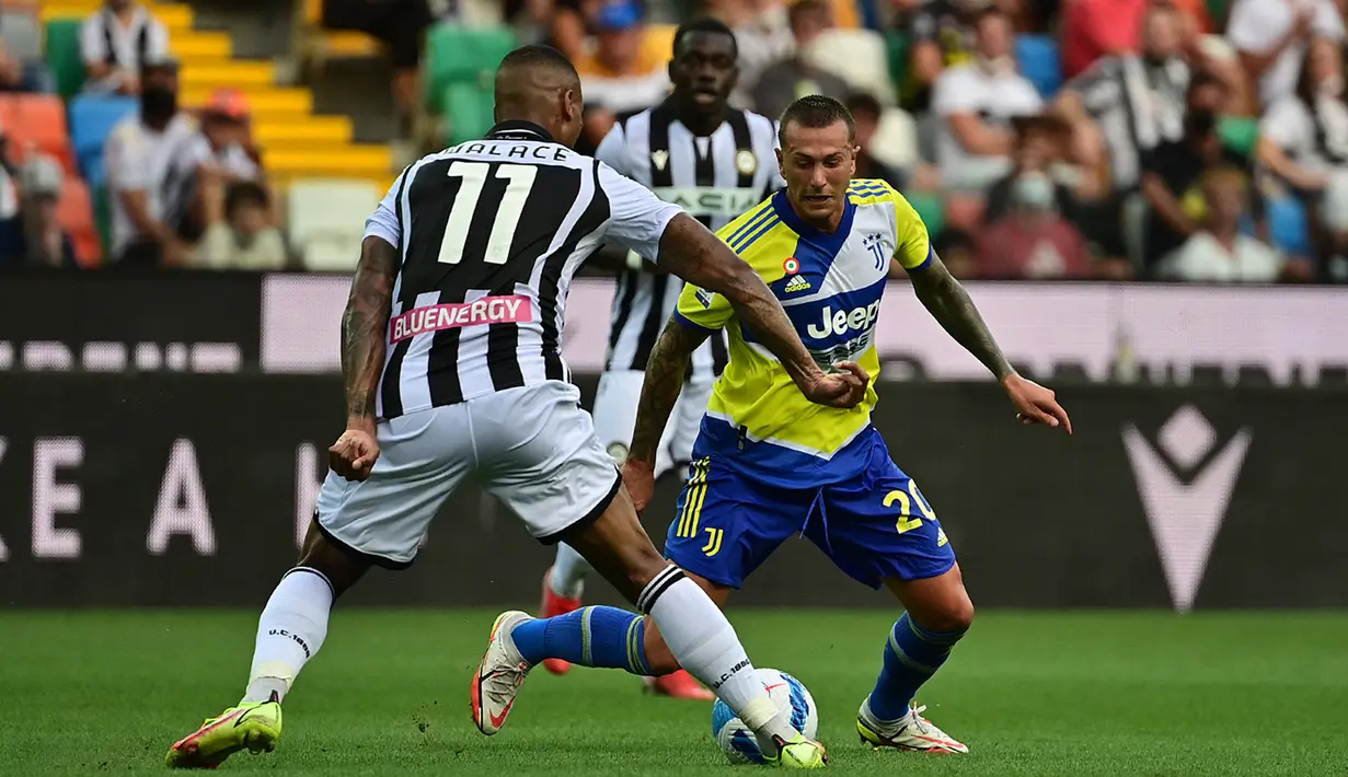 Pemain Udinese Walace (kiri) berebut bola dengan pemain Juventus Marko Pjaca pada pertandingan Liga Italia Serie A di Dacia Arena Stadium, Udine, Italia, 22 Agustus 2021. Pertandingan berakhir dengan skor 2-2. (MIGUEL MEDINA/AFP)