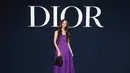 Show ini dihadiri sang duta global, Jisoo yang tampil eye catching berbalut  gaun sutra ungu Dior Pre Fall 2023. Dia juga mengenakan tas dan sepatu Dior. [Dok/Dior].
