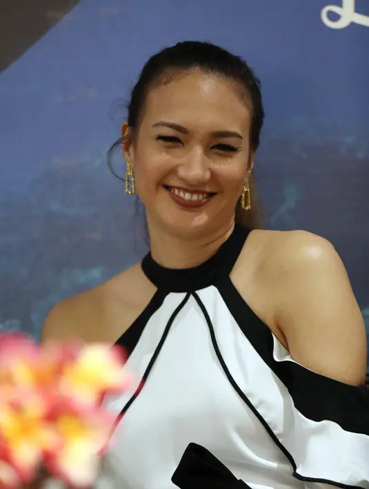 "Yang benar-benar menantang, pas syuting tiba-tiba ada komodo dateng. Pas sebelum syuting itu aman semua, ada yang berenang," ujar Nadine Chandrawinata di Le Seminyak, Cipete, Jakarta Selatan, Jumat (24/2). (Nurwahyunan/Bintang.com)