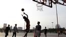 Sejumlah warga bermain basket di kawasan Monas, Jakarta, Jumat (11/10). Kawasan Monas menjadi pilihan warga Jakarta dan pekerja ibu kota untuk berolahraga sore. (Bola.com/Yoppy Renato)