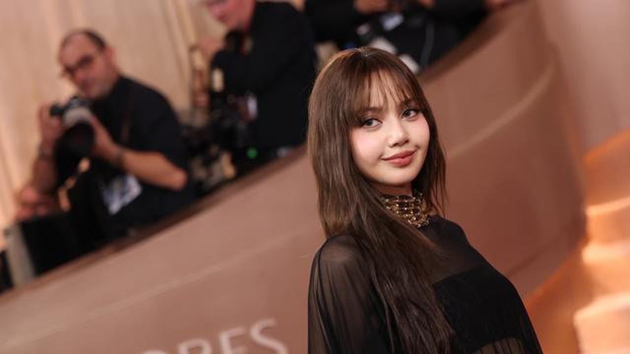 Lisa Blackpink Jadi Sorotan Karpet Merah Golden Globes 2026 dengan Gaun Transparan