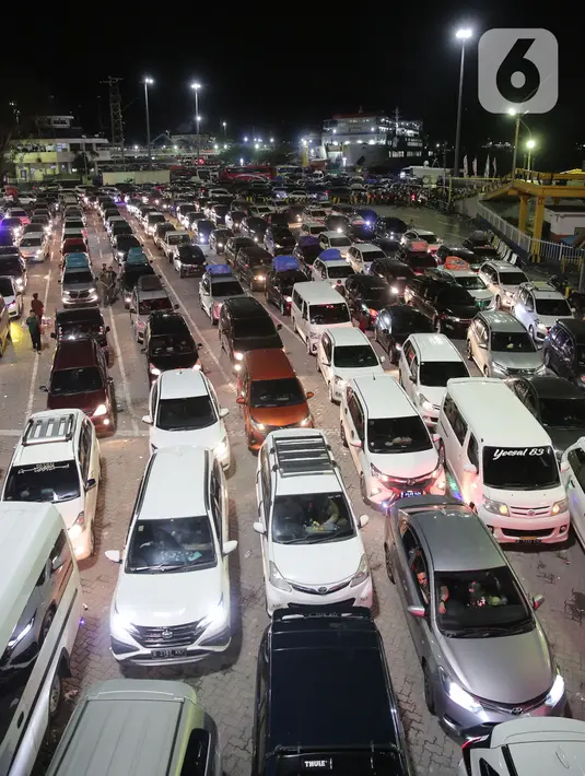 <p>Ratusan mobil pribadi yang akan menyeberang ke Pulau Sumatera terjebak kemacetan sebelum masuk ke kapal "Roll on-Roll off" (RoRo) di Pelabuhan Merak, Banten, Kamis (28/4/2022). Jelang hari raya Idul Fitri, pemudik dengan kendaraan bermotor mulai memadati Pelabuhan Merak. Penumpukan kendaraan ini menyebabkan terjadinya antrean kendaraan yang panjang. (Liputan6.com/Angga Yuniar)</p>