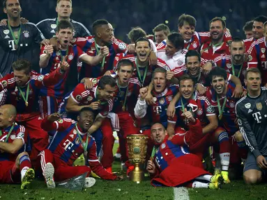 Selebrasi pemain Bayern München saat merayakan kemenangan di Piala Jerman (DFB Pokal) di Olympiastadion, Berlin (18/5/2014). (REUTERS/Ina Fassbender)