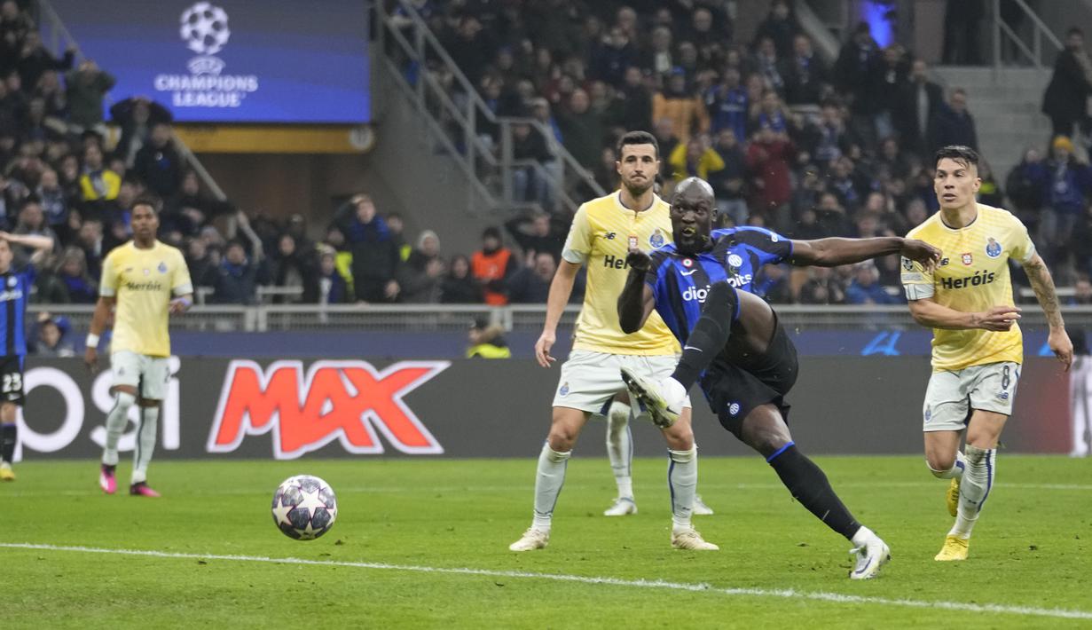 Pemain Inter Milan Romelu Lukaku menendang bola ke gawang FC Porto yang membuahkan gol dalam pertandingan leg pertama babak 16 besar Liga Champions 2022/2023 yang berlangsung di San Siro, Milan, Kamis (23/2/2023) WIB. (AP Photo/Luca Bruno)