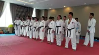 Skuat karate Indonesia setelah berlatih menjelang di kawasan Permata Hijau, Jakarta, Selasa (1/8/2018). Karate mengirim 20 atlet ke SEA Games 2017. (Bola.com/Yus Mei Sawitri)