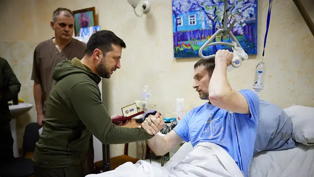 FOTO: Presiden Ukraina Volodymyr Zelenskyy Temui Tentara yang Terluka