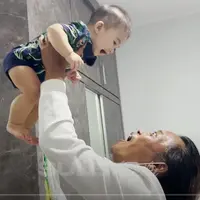 Sule baru-baru ini memperlihatkan momen pertemuan dengan putranya dari pernikahan dengan Nathalie Holscher, Baby Adzam. Momen ini bertempat di rumah Nathalie. (Foto: YouTube SULE FAMILY)