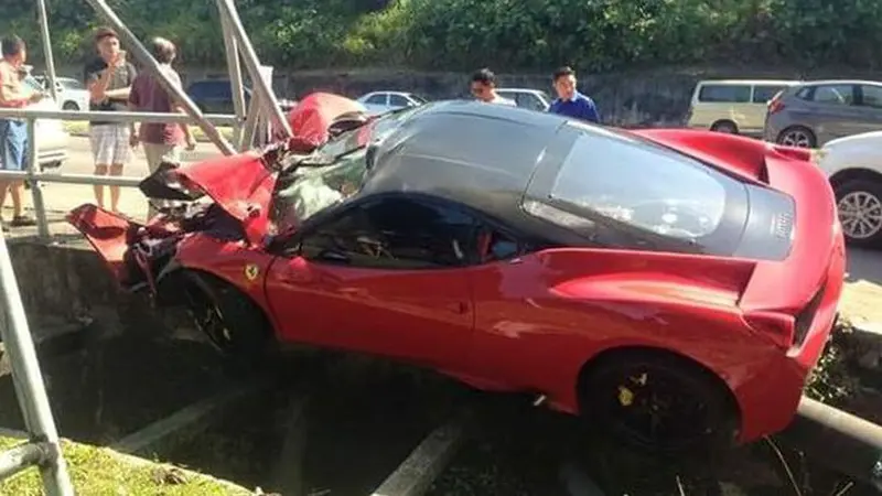 Ferrari 458 Terjun ke Selokan di Malaysia